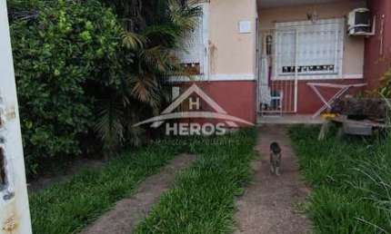 Casa com 3 quartos à venda na Rua Carlos Maximiliano Fayet, 675, Hípica, Porto Alegre por R$ 270.000