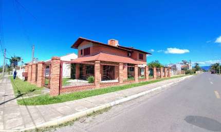 Excelente sobrado mobiliado e decorado, em Capão Novo!