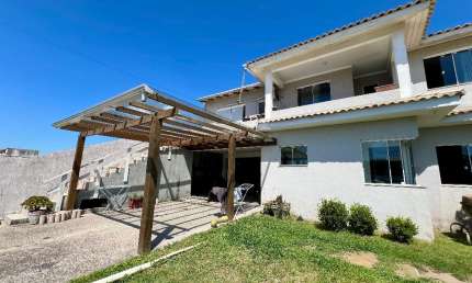 Sobrado Semi-Mobiliado com Anexo no Bairro Capão Novo