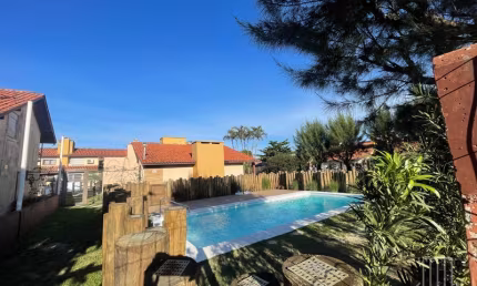 Sobrado 2 dormitórios + mezanino, condomínio com piscina, próximo ao mar