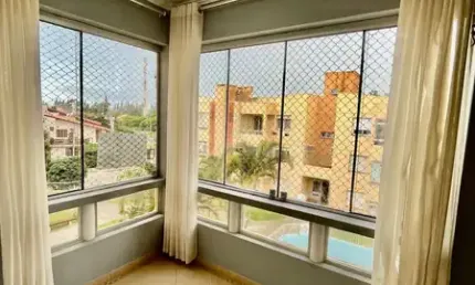 Lindo apartamento 1 dormitório e meio em Capão Novo, condomínio com piscina térmica