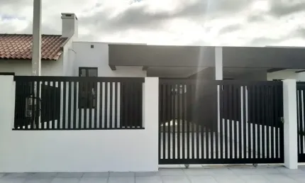 Bela casa geminada nova - em capão novo, ótima localização!