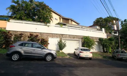 Casa Quatro Quartos para Venda no Caminho das Árvores.