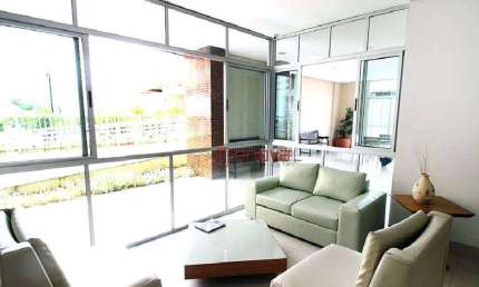 Aluga apartamento com 3 quartos, suíte, varanda, armários, nascente, andar alto e ventilado, 76 m² por R$ 2.900/mês - Imbuí - Salvador/BA