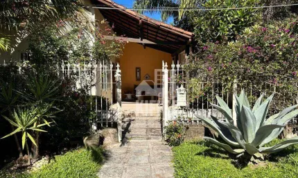 Linda casa com 4 quartos, piscina e área de lazer em rua fechada em Itaipu.
