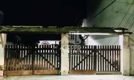 3 Casas , total  de 5 quartos à venda, 228 m² por R$ 450 - Peró - Cabo Frio/RJ