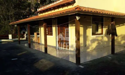 Casa alto padrão com 4 quartos, 2 andares e 1.990m² em condomínio fechado – piscina e projeto para expansão!