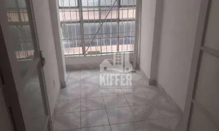 Oportunidade no Centro, sacada, 1 qto, 2 salas, cozinha e banhero.