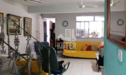 Casa duplex com 6 quartos, sendo 2 suítes, varandas com churrasqueira, vaga para 3 carros. localização privilegiada com ônibus na porta,.