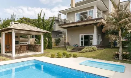 Casa com 4 suítes em condomínio fechado no Pilarzinho