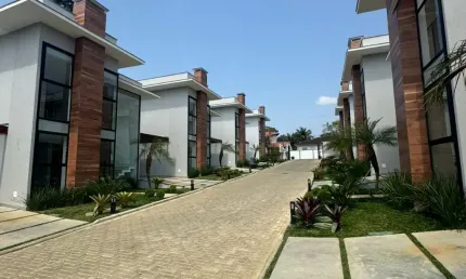 Casa recém construída, condomínio com poucas casas.
