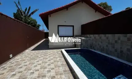 Casa com piscina em Itanhaém, 50 metros da rodovia e 500 metros do mar 
