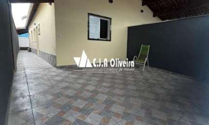 Casa nova com piscina em excelente localização em  Mongaguá 