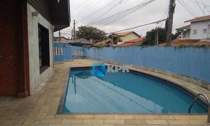 Casa à venda, 499 m² de área construída, ótima localização, 3 dormitórios, 2 suítes, piscina, no Jardim das Indústrias, São José dos Campos/SP!