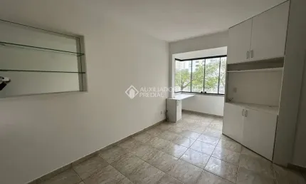 Apartamento com 2 quartos para alugar na Rua Comissário Bergmann, 107, Rubem Berta, Porto Alegre, 61 m2 por R$ 1.500