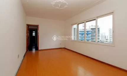 Apartamento com 2 quartos para alugar na praça conde de porto alegre, 37, centro histórico, porto alegre, 77 m2 por r$ 1.700