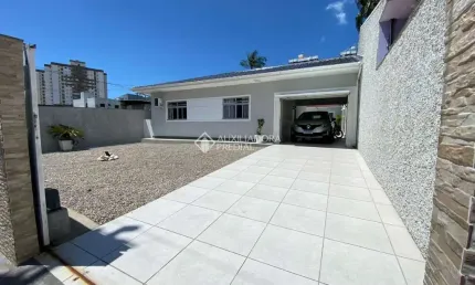 Casa com 3 quartos à venda na Rua Doralice Ramos Pinho, 1403, Jardim Cidade de Florianópolis, São José, 95 m2 por R$ 1.300.000