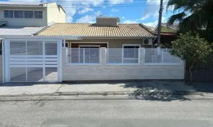 Casa com 2 quartos à venda na Rua das Perobas, 87, Madri, Palhoça, 90 m2 por R$ 490.000