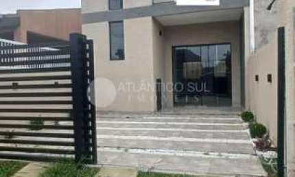 Lindo triplex localizado no balneário Maiami, próximo a comércios.