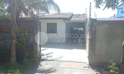 Casa na praia 2 dormitórios, 1 suíte, 1 banheiro social, sala, cozinha e edícula