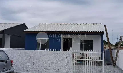 Casa na praia com 2 quartos, 1 banheiro, sala, cozinha, área de serviço