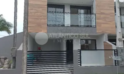 Sobrado na praia com 2 quartos com sacada, 1 suíte com sacada, sala e cozinha