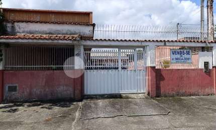 Casa à venda com 03 quartos na Rua Maneco Viana, Paranaguá - PR