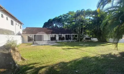 Vende casa com 3 dormitórios sendo 1 suíte em pontal do sul a 350 metros do mar