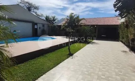Casa com piscina no primavera a 780 metros do mar em pontal do paraná