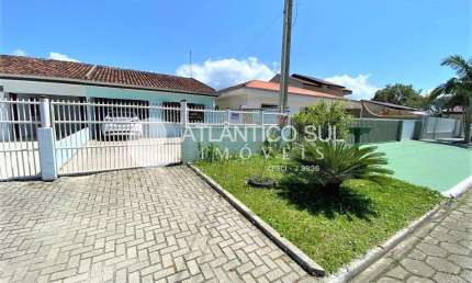 Casa perto do mar com 2 quartos e piscina no GAIVOTAS, MATINHOS - PR