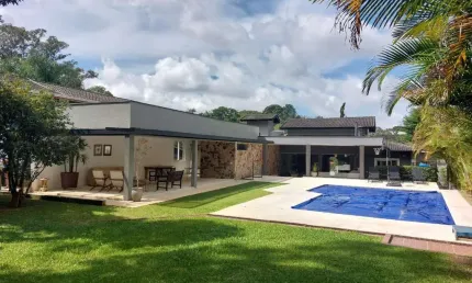 Casa em condomínio para venda com 3 quartos, sendo 3 suítes, 350m²