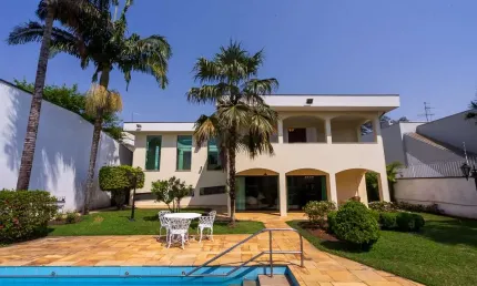 Casa tipo para venda com 4 quartos, sendo 4 suítes, 700m²