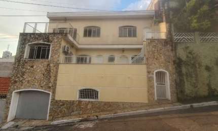 Confortável sobrado para venda com 4 quartos, sendo 3 suítes, 364m²