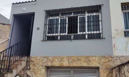 Funcional sobrado para locação com 5 quartos, sendo 2 suítes, 230m²