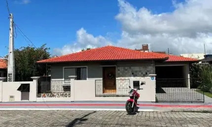 Casa para alugar em tijucas, universitário, com 2 quartos