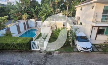 CASA EM CONDOMINIO COM LAZER E PRÓXIMO A TODOS OS COMÉRCIOS DA REGIÃO COM 2 QUARTROS   E 1 VAGA