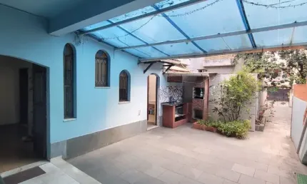 CASA COM 2 QUARTOS, QUINTAL COM CHURRASQUEIRA NO FONSECA