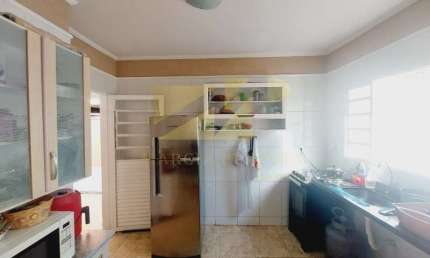 Casa à venda em Indaiatuba-SP, na Vila Maria Helena, 3 quartos, 1 sala, 2 banheiros, 2 vagas de garagem, 90 m².