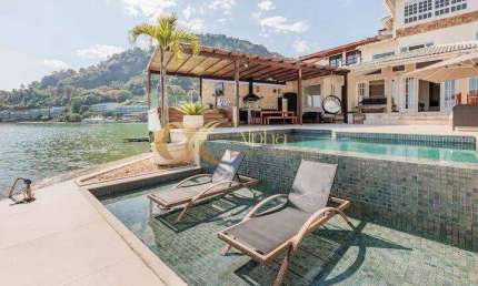 Casa com 7 quartos (sendo 5 suítes) e vista mar em Angra dos Reis - RJ.