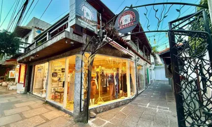 Galeria à venda com 7 lojas locadas e casa com piscina na Rua das Pedras,RJ