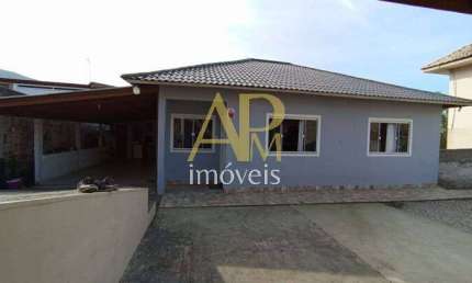 Casa a venda com 3 dormitórios, sozinha no terreno, Fundos- Biguaçu