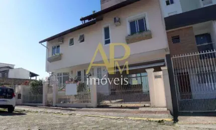 Casa Triplex c/ 04 dorm. e dependência no Bairro Estreito em Florianópolis!
