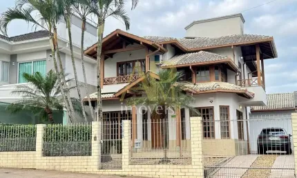 Casa à venda no Pedra Branca: 04 dormitórios (2 suítes) e 223m² - Palhoça