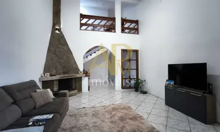 Casa à venda: 3 dormitórios, lareira e piscina na Praia João Rosa, Biguaçu