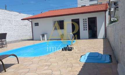 Casa à venda com piscina, edícula e sozinha no terreno na Barra do Aririu