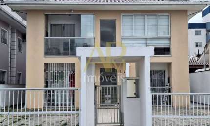 Apartamento à venda: 2 dorm (1 suíte), baixo condomínio no Pagani, Palhoça