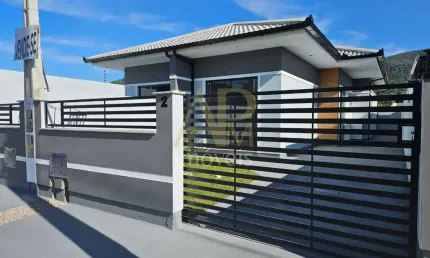 Casa nova à venda com 2 dorm (1 suíte) e passagem lateral no bosque de sj