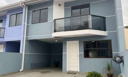 Sobrado semimobiliado em condomínio no Centro de São José dos Pinhais
