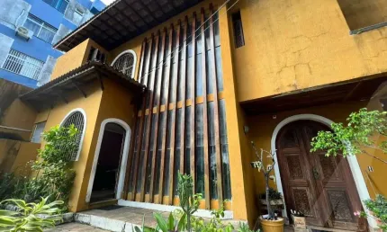Casa com 4 suítes e piscina na Federação para venda rua pública