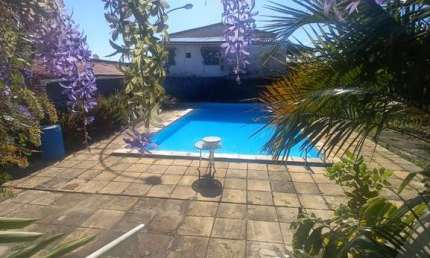 Casa solta em rua pública no centro de Lauro de Freitas com 3 quartos e 1 suíte com piscina privativa para venda na rua Waldemar do Espirito Santo